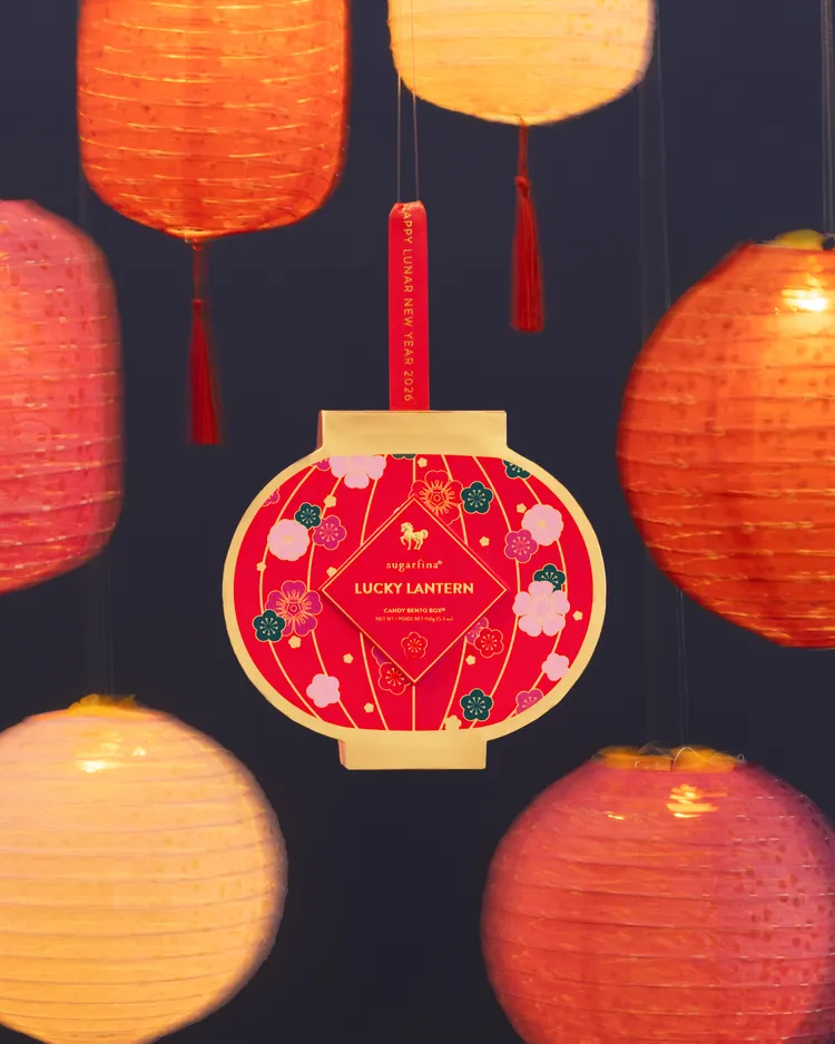 幸運燈籠造型 2 入糖果禮盒以燈籠外型呼應團圓意象，小巧卻具節慶感，適合拜年或親友互贈，建議售價 1,390 元。業者提供