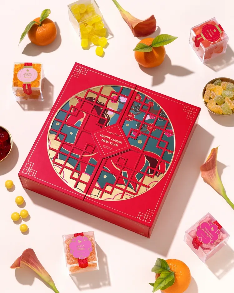 馬到成功新春 8 入糖果禮盒以鏤空花格盒身搭配奔馬視覺，內含 8 款限量糖果方盒，建議售價 3,990 元。業者提供