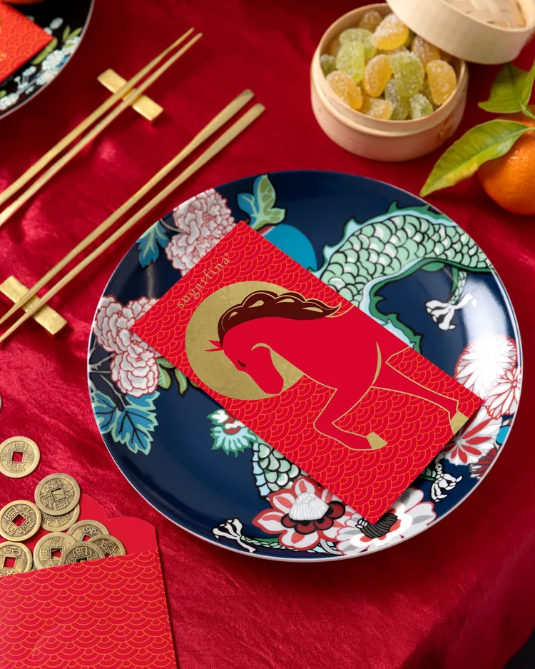 配合新春檔期，sugarfina 推出馬到成功紅包組，紅金配色搭配金箔壓紋馬匹圖樣，滿額消費即可獲得。業者提供