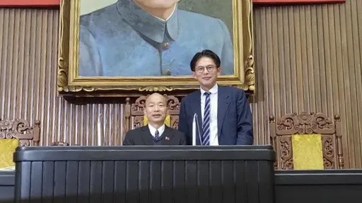 黃國昌畢業po合照韓國瑜　引用李白《行路難》吐心聲