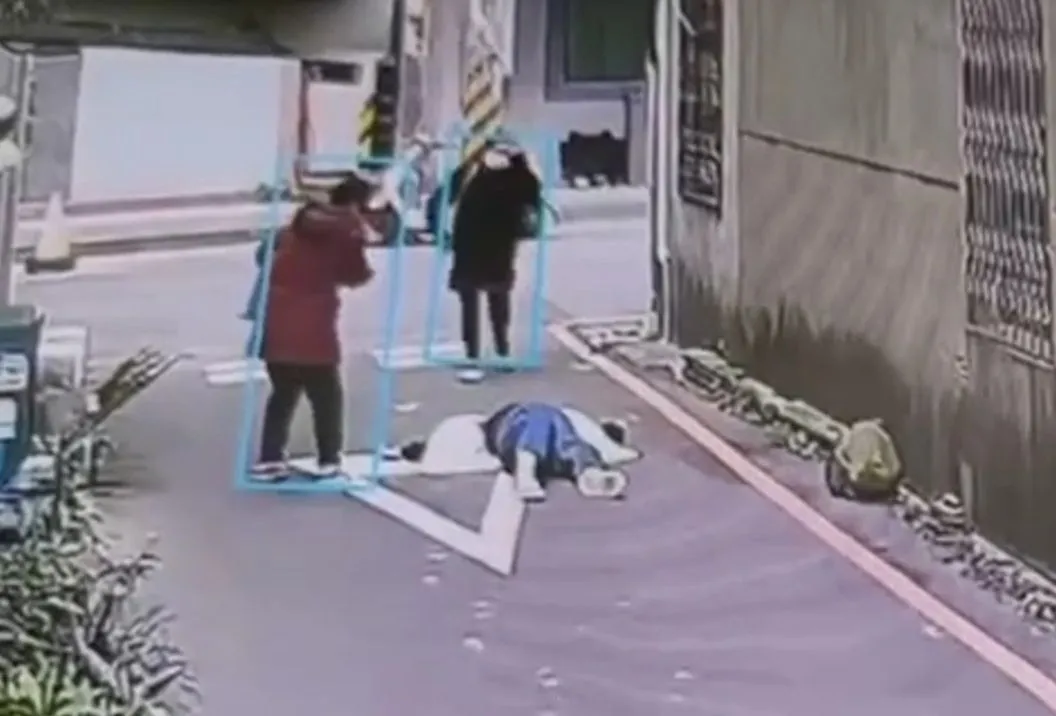 老婦倒地。翻攝畫面