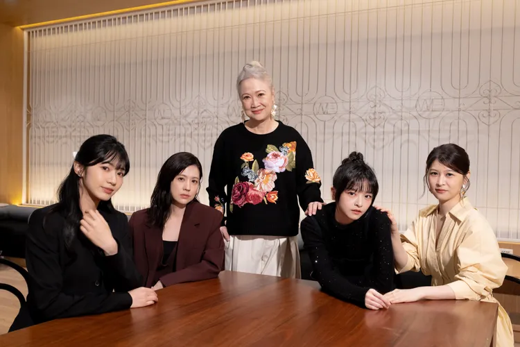 洪慧芳（中）戲裡也有放不下的執念。Disney+提供