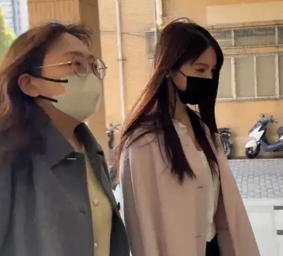 闕沐軒今天在律師陪同下出庭。張欽攝