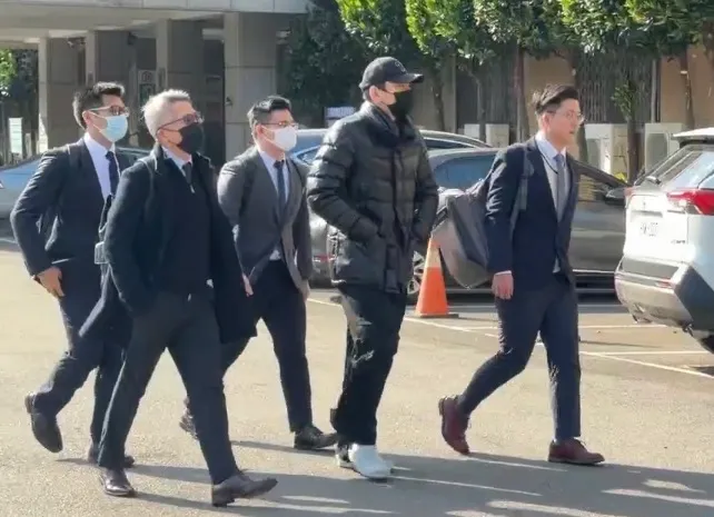 王大陆+女友阙沐轩找黑白两道查个资讨钱　今一起出庭作证