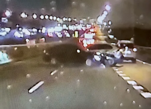 国道变换车道失控酿擦撞　网友调侃：你卓越的超车技术真的让我佩服！