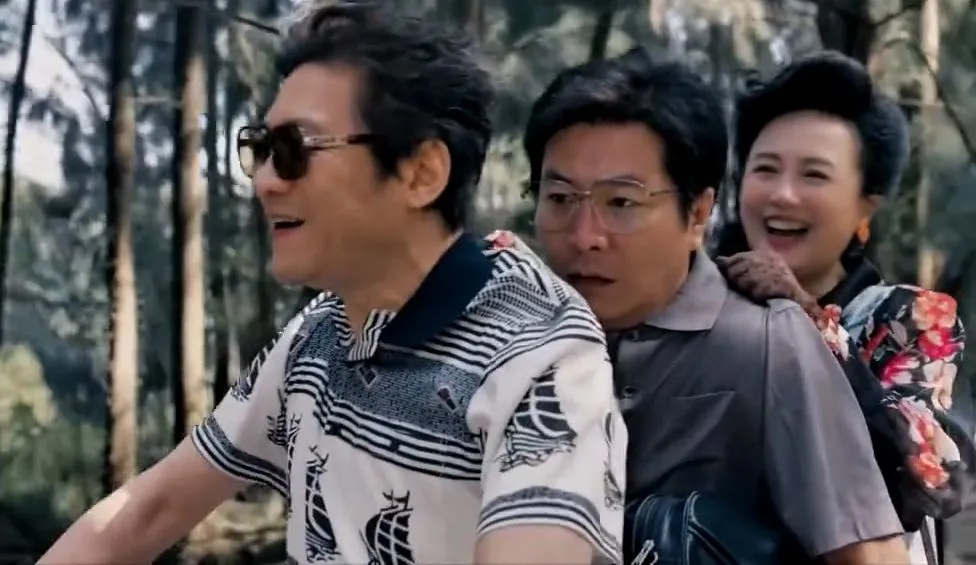 朱媛媛坐摩托車經過顛簸小路這場戲，讓原著作者很不捨。翻攝《小城大事》