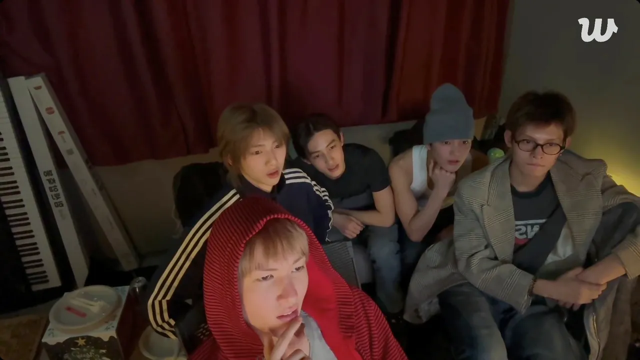 CORTIS直播聊到恋爱话题，开玩笑经验很多，疑似遭经纪人电话关切，随即关掉直播。翻摄CORTIS Weverse