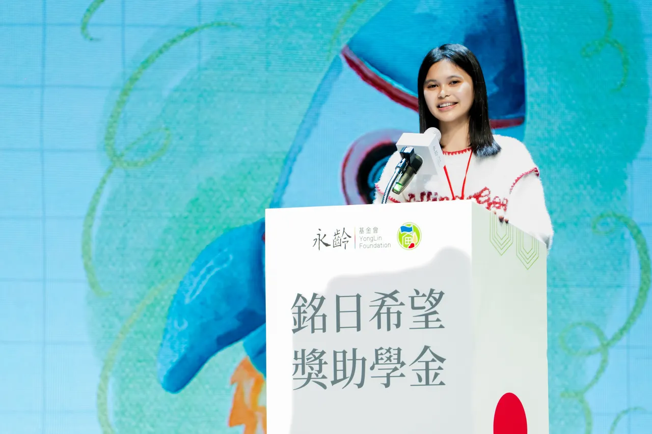 台灣大學哲學系大一的蔡幸珍，高中起兼職兩份工作以分擔家計。永齡基金會提供