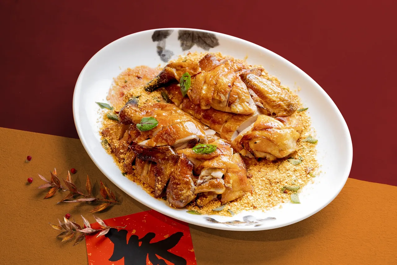 高雄日航酒店桃泉中餐厅推出限量外带年菜，单品献上油淋风沙脆皮鸡。业者提供