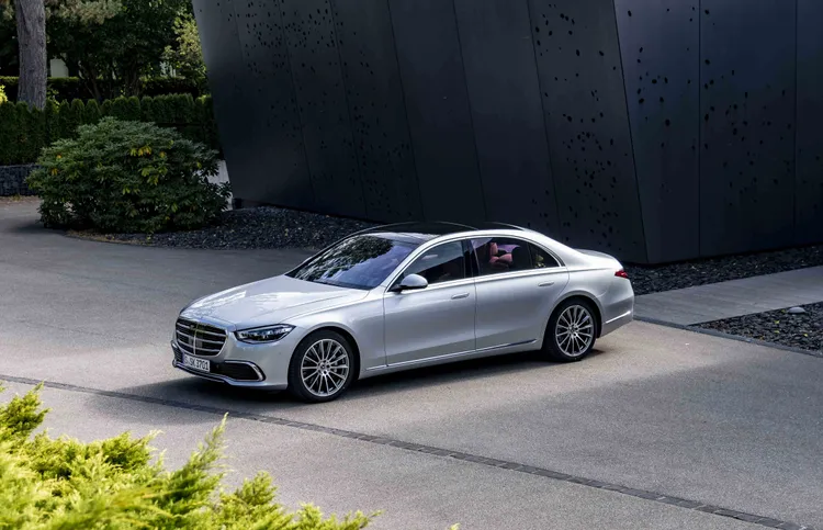 2月底前完成掛牌，全車系即享「星之寵愛・洲際臻選」洲際飯店住宿專案。業者提供