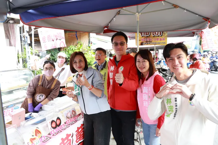 邱議瑩11日上午前往前鎮區瑞興市場拜票，感謝全台黨內好友力挺相助。翻攝畫面