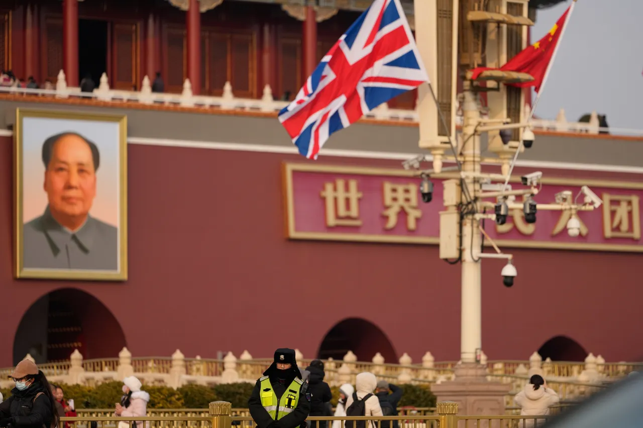 北京天安門廣場可見英國國旗飄揚。美聯社