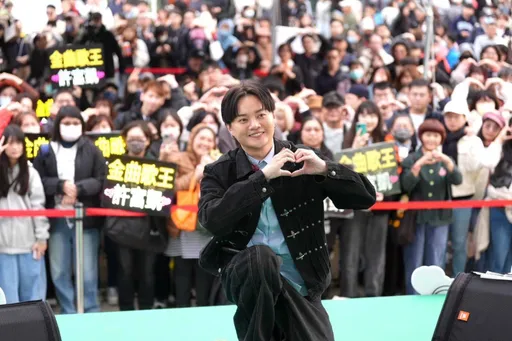 許富凱狂接尾牙逾20場！捐首場演唱會表演服　粉絲得標回送他