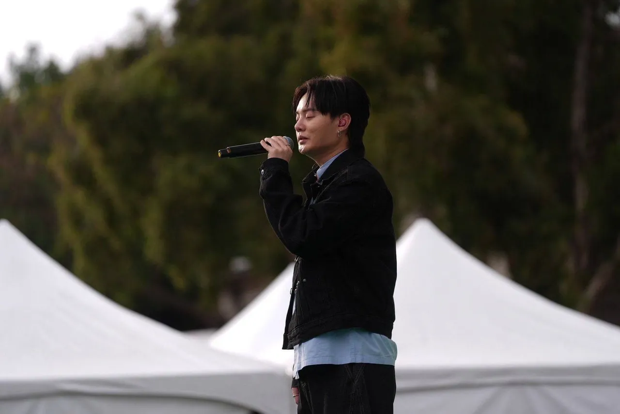 許富凱捐贈首場台北小巨蛋演唱會的表演服作為競標物。緯來電視提供