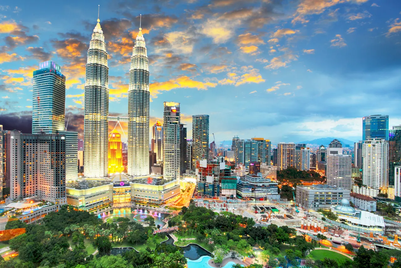 马来西亚凭借价格优势，加上与新加坡有许多亲子乐园，成为声量成长第三名，图为马来西亚双子星塔，是全球最高的「双塔」建筑。雄狮旅游提供