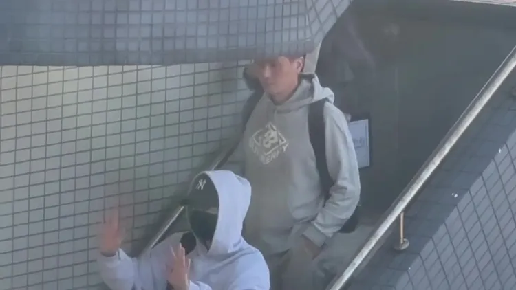 宋仲基從停機坪下機，揮手打招呼。桃園國際機場記者聯誼會提供