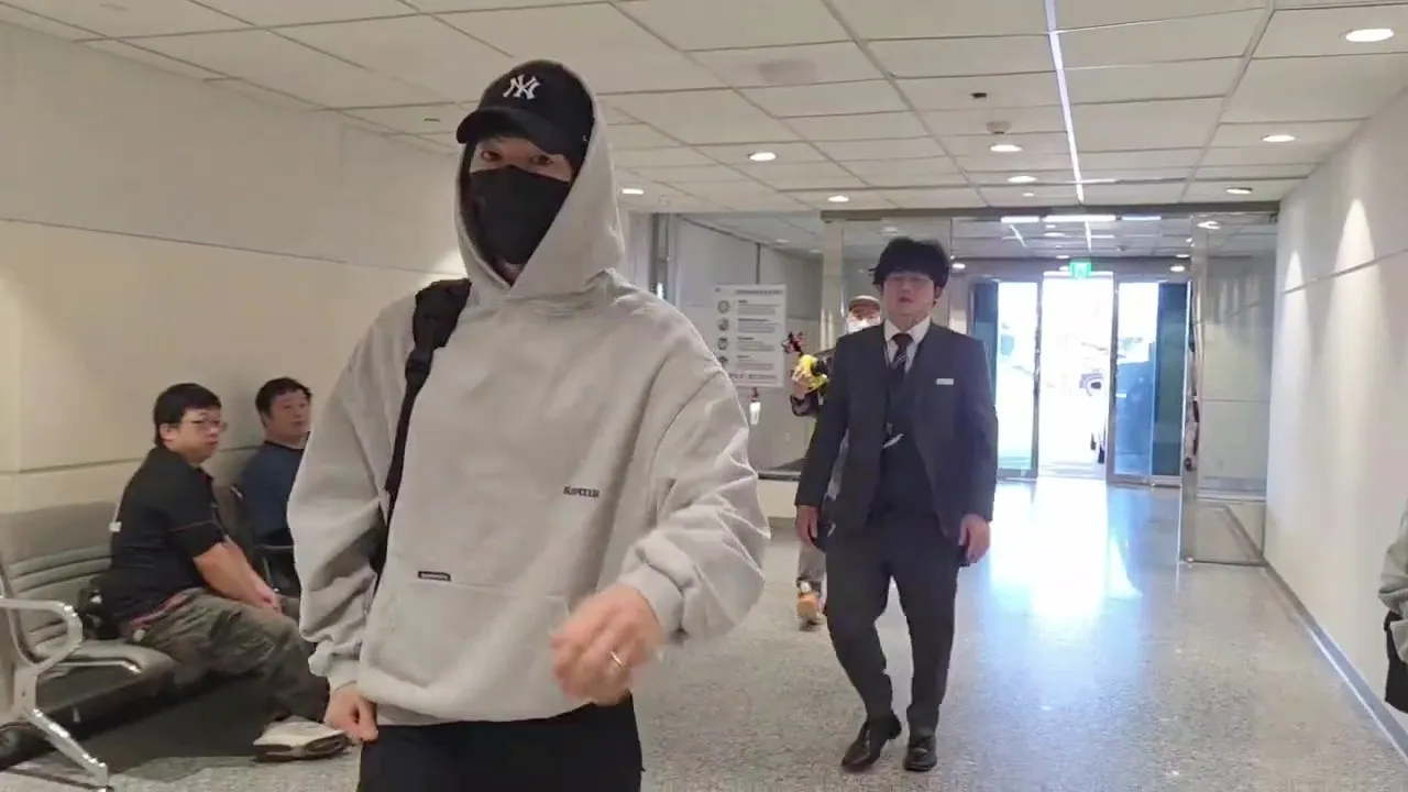 宋仲基左手无名指戒指抢镜。桃园国际机场记者联谊会提供