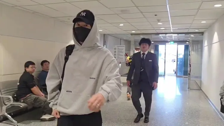 宋仲基左手無名指戒指搶鏡。桃園國際機場記者聯誼會提供