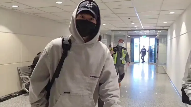 宋仲基走進環宇商務中心，看鏡頭致意。桃園國際機場記者聯誼會提供