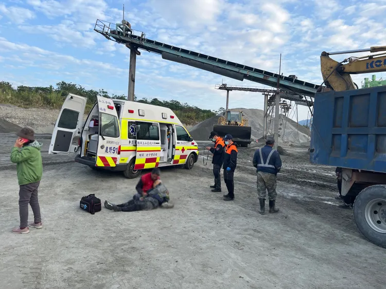 警消抵達現場時機車騎士已無生命跡象。台東縣消防局提供