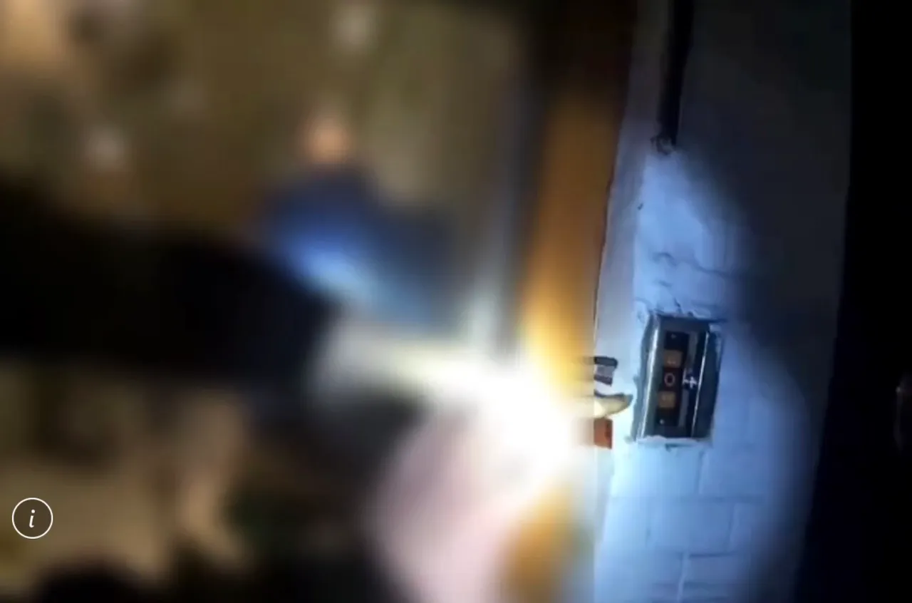 竊賊撬開店外鐵捲門電動開關蓋，直接打開鐵門潛入行竊。翻攝畫面