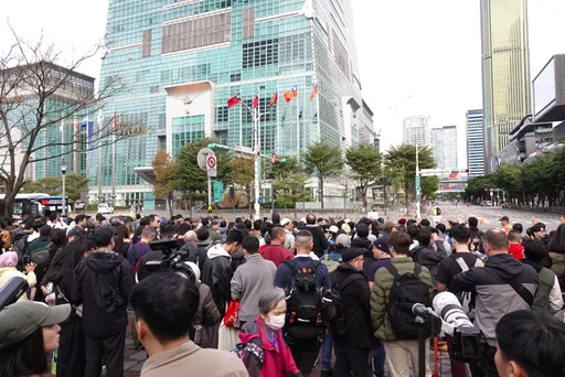 霍諾德今挑戰攀101！9點前聚集大批民眾　多雲天氣不減熱度