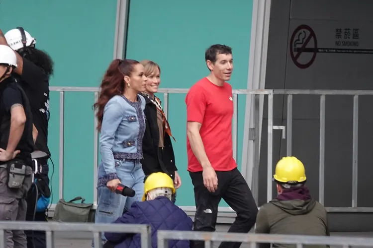 霍諾德本人身穿紅色上衣現身場內，與工作人員及隨行團隊進行最後準備。莊宗達攝