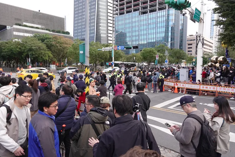 尚未到9點，101周邊已湧入大批民眾。莊宗達攝