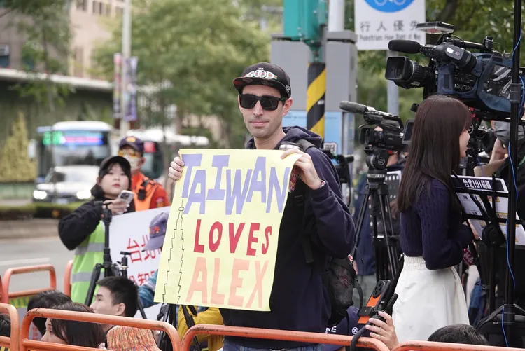 霍諾德挑戰徒手攀登台北101，101周邊已湧入大批民眾。莊宗達攝