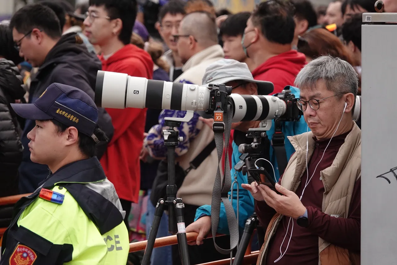 霍諾德挑戰徒手攀登台北101，不少民眾準備攝影器材觀賞捕捉精彩畫面。莊宗達攝