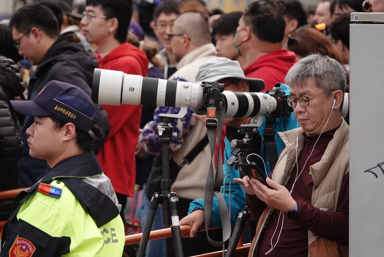 霍諾德挑戰徒手攀登台北101，不少民眾準備攝影器材觀賞捕捉精彩畫面。莊宗達攝