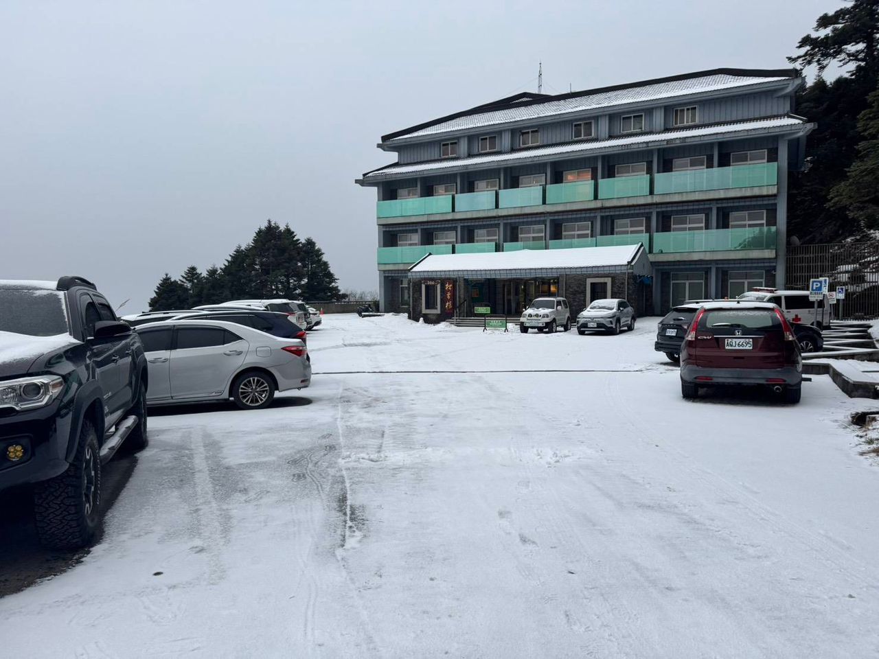 全台急凍!合歡山積雪1公分 台14甲線這路段車輛限掛雪鏈