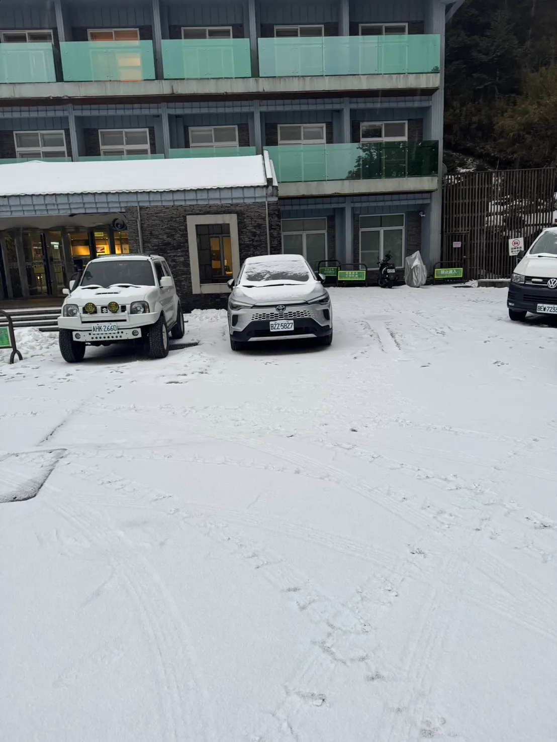 松雪楼前上午积雪状况。林业保育署南投分署提供