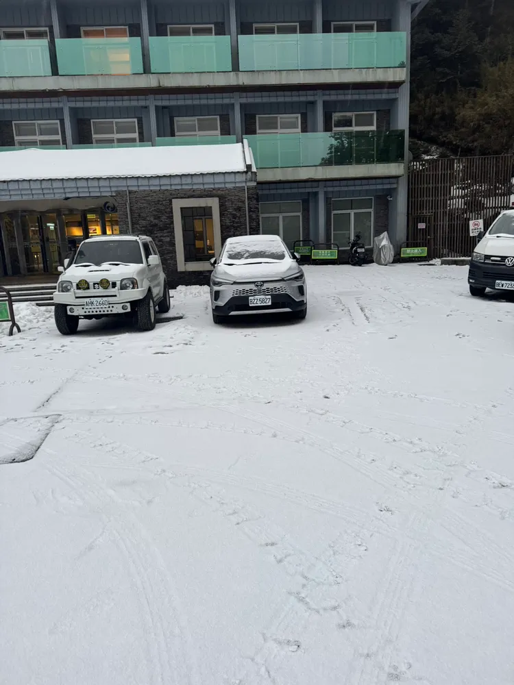 松雪樓前上午積雪狀況。林業保育署南投分署提供