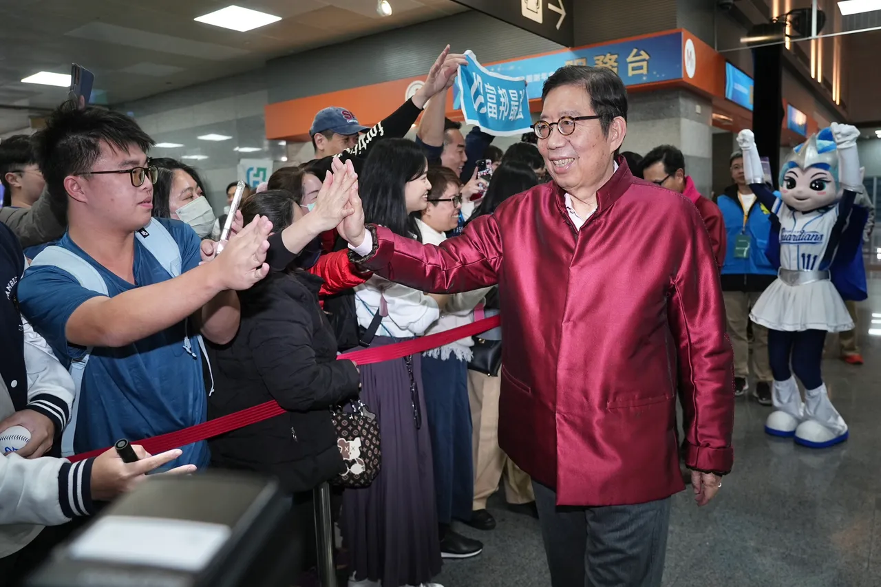 富邦集團謝年會今晚於南港展覽館登場，席開約1,600桌、約1.6萬人參與。富邦金控董事長蔡明興入場時受到員工夾道歡迎。彭欣偉攝
