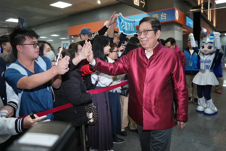 富邦集團謝年會今晚於南港展覽館登場，席開約1,600桌、約1.6萬人參與。富邦金控董事長蔡明興入場時受到員工夾道歡迎。彭欣偉攝
