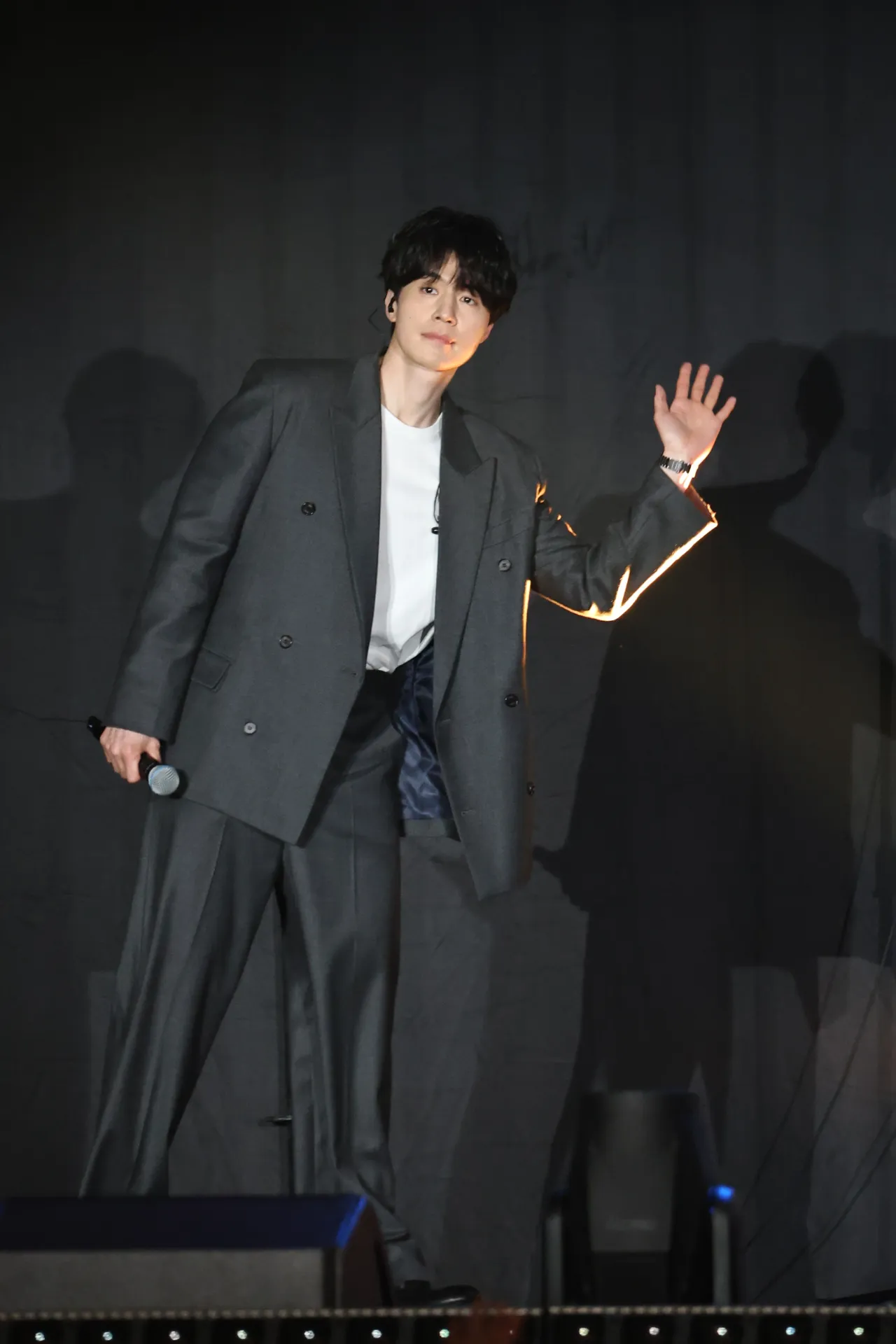 李棟旭昨天外出走走逛逛，被不少人認出來，自嘲「原來我還有人氣」。彭欣偉攝