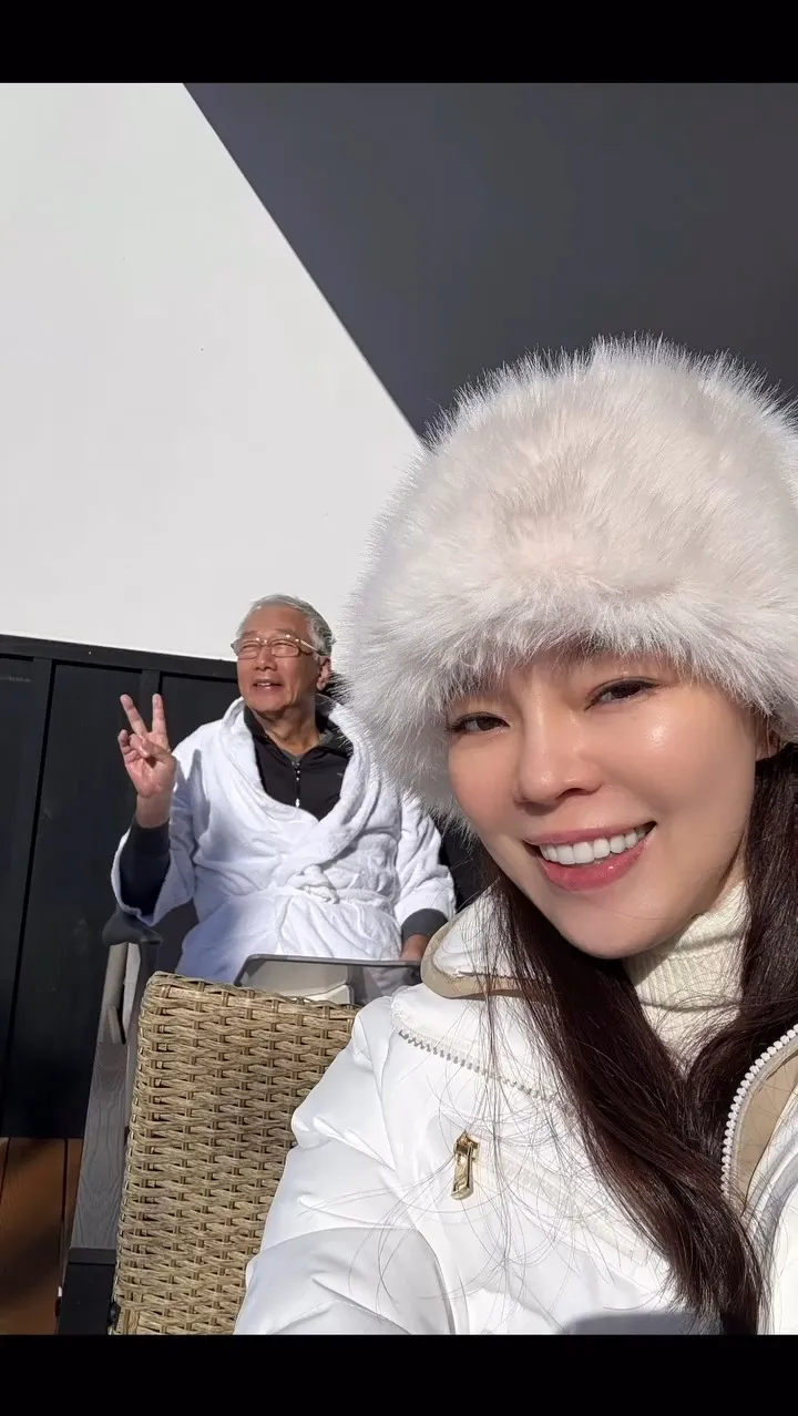 郭台銘在陽光下比Ya，看起來心情相當好。翻攝曾馨瑩IG