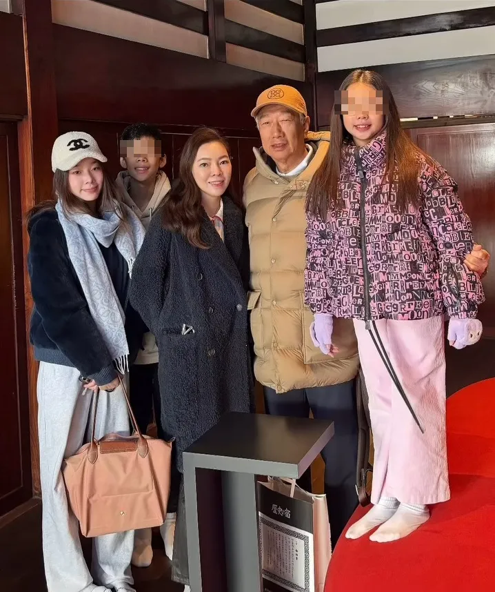 曾馨瑩與郭台銘全家合影。翻攝曾馨瑩IG