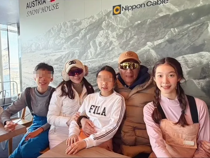 郭台銘與曾馨瑩一家合影。翻攝曾馨瑩IG