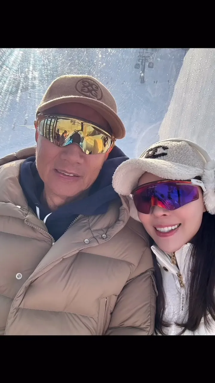 郭台銘（左）穿上滑雪裝。翻攝曾馨瑩IG