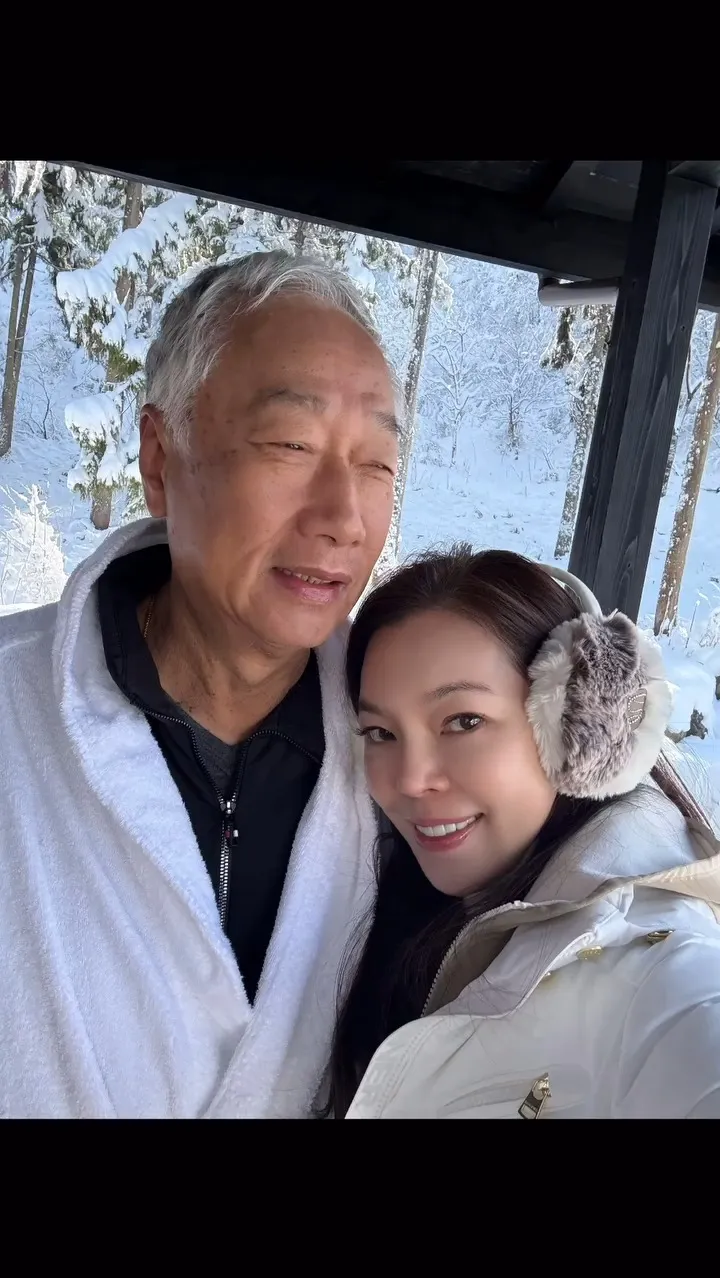 曾馨瑩（右）親暱依偎郭台銘合影。翻攝曾馨瑩IG