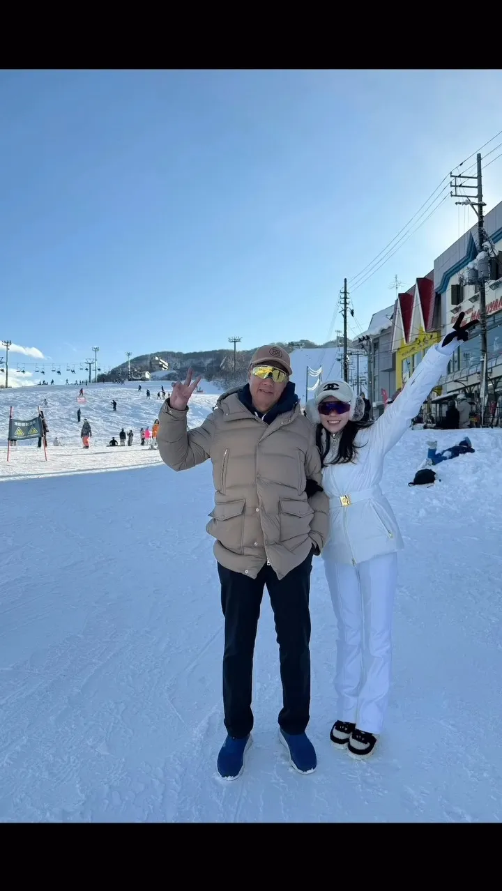 曾馨瑩（右）與郭台銘。翻攝曾馨瑩IG
