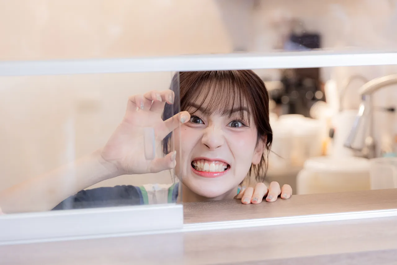 睦那京扮鬼臉。CHEER UP提供