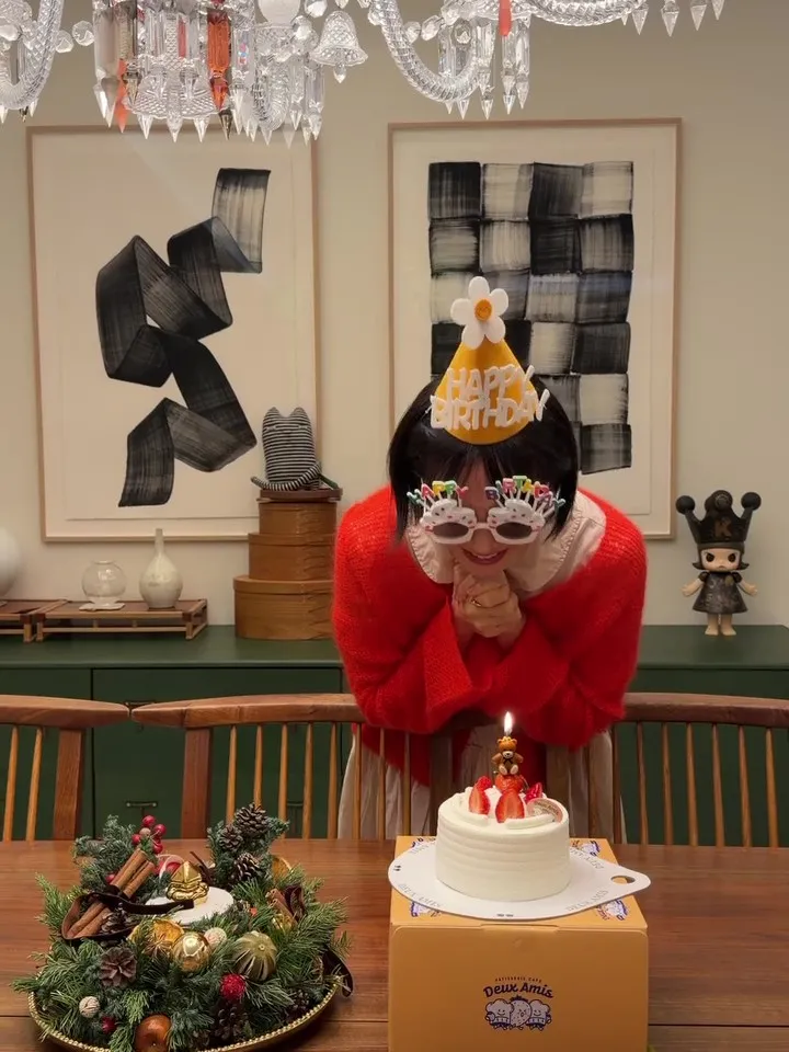 孫藝真握緊雙手許願，掌鏡的疑似是玄彬。翻攝孫藝真IG