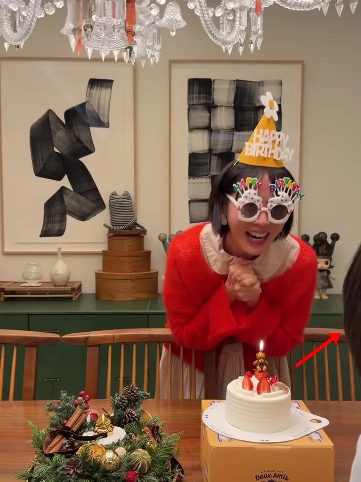 露出一點點頭髮的小豆子（箭頭處）等不及吃炸雞，催促孫藝真快點吹蠟燭，鏡頭外的玄彬也忍不住噗哧一聲。翻攝孫藝真IG