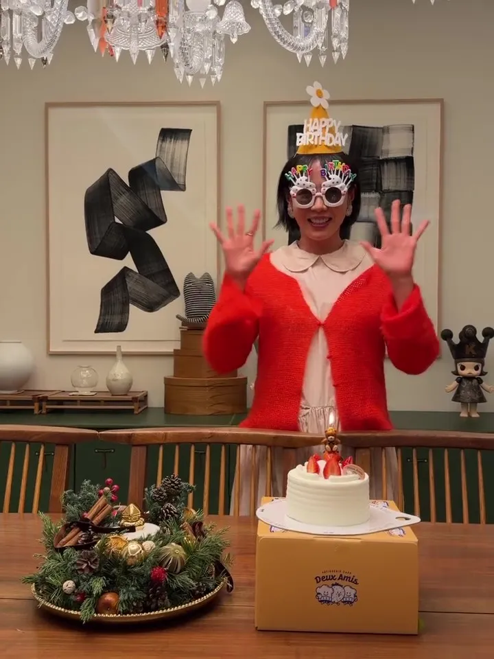 孫藝真在家慶祝44歲生日，戴著慶生道具開心揮手打招呼。翻攝孫藝真IG