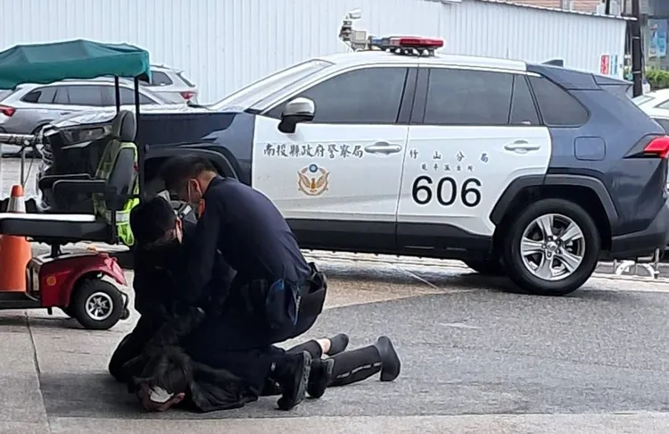 蕭男遭警方合力壓制。民眾提供