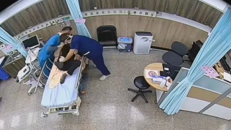 2名護理師合力制止動手打人的蕭男。民眾提供