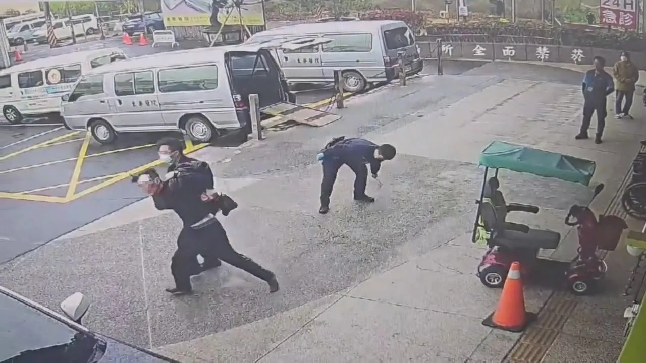 警方將蕭男帶回派出所偵辦。民眾提供